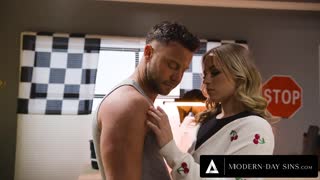 Anna Claire Clouds glamour contraste avec le mécano désagréable Seth Gamble dans une action cochonne au garage