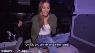 Kicsi 18+ mellű olasz megcsalja óriás fasszal kocsiban, pasija rajtakapja doggyban