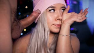 Plavolaska ljubica draži in zadovoljuje s igrivimi gibi