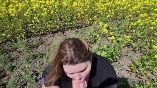 Otylá kráska s velkými prsy dává horkou venkovní POV felaci a hru se spermatem