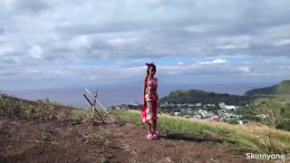 Neobični javni susreti kraj okeana i planine sa ekstremnim kontrastima veličina