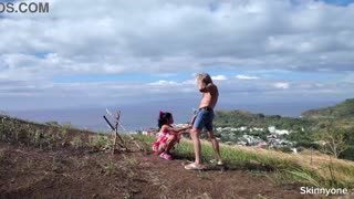 Pertemuan Awam Tak Biasa di Laut dan Gunung dengan Kontras Saiz Ekstrem