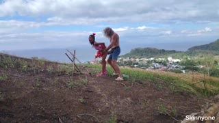 Encontros Públicos Incomuns no Oceano e Montanha com Contrastes Extremos de Tamanho