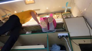 Gizli Kamera Seksili 18 Yaşında Esmer'i İş Yerinde Upskirt Yakalıyor