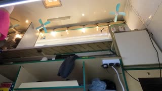 Skjult kamera fanger sexy 18 år brunett oppskort på jobb