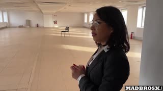 نماینده املاک سخت سکس می‌شود در طول بازدید و در توالت برای بستن معامله