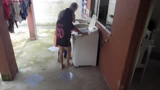 वॉशिंग मशीन दुरुस्तीसाठी तंत्रज्ञाला गोल गांड पेमेंट