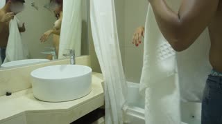 ਵੱਡੀਆਂ ਚੁਚੀਆਂ ਵਾਲੀ ਮਿਲਫ ਬਾਥਰੂਮ ਵਿੱਚ ਚੁਦਾਈ ਲਈ ਬੁਲਾਉਂਦੀ ਕ੍ਰੀਮਪਾਈ ਨਾਲ 🔥🍑💦