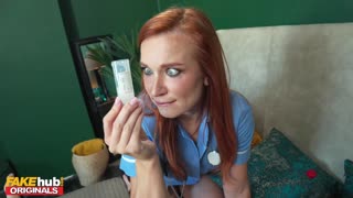 特定フェイクハブ - 熱い赤毛看護師、タイトな18+剃毛マンコで精液収集