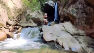 يا، شاهد ليليان، اللاتينية الجنسية تخلع ملابسها بجانب النهر