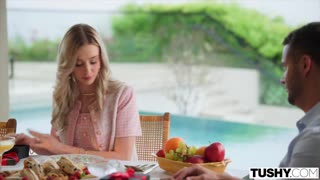 תאשי בייבי סקרנית אנאלי משחקת בתחת עם בעל