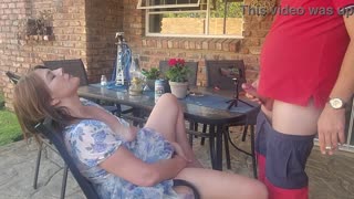 Fingret våt fitte på terrassen så jeg hoppet inn for leken