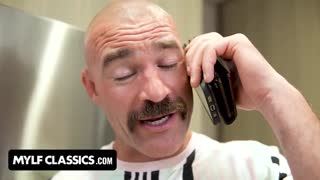 Brianna Bourbon bedräger i hijab POV djup hals