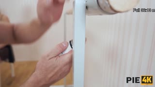 ارے کیا تمہیں یقین ہے یہ لچکدار بالرینا ہینڈی مین کے ساتھ کتنی گرم ہوتی ہے