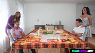 ہائے، یہ شارک مامز ڈنر آرجی کے لیے سواپ کر رہی ہیں!