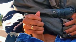 Hotwife Safada Se Diverte com Sexo na Rua até o Clímax - Quase Pegos em Aventura Swinger Emocionante