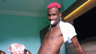 কালো মহিলাদের থ্রিসাম বাইসেক্সুয়াল খেলায় টানে