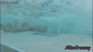 Villantottam lüktető fasza nyilvános uszodában, simogatta mindenki előtt