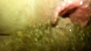 یک میلف آماتور با پوسي موی‌دار در خانه سخت فاک می‌شود