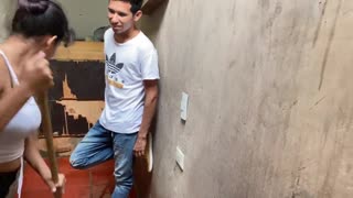 Nechala jsem ho mě tvrdě šukat přímo v prádelné místnosti doma