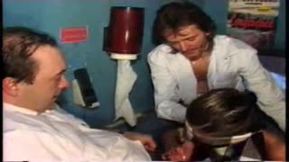 Francouzská děvka rozpoutá orgii v sex shope s tvrdým análním šílenstvím