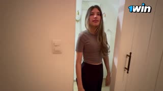 Strenge Sexbefehle an Freundin im öffentlichen WC – harter Orgasmus