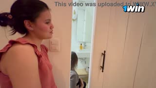 公共厕所里严厉性命令让女友疯狂高潮颤抖不止