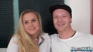 金发巴拉·布拉斯在绿帽老公旁巨屌肛门内射爆浆！