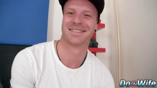 Barra Brass pirang diisi ana crot gedhé ing cuckold