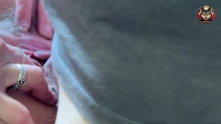 Primer plano de coño peludo perforado con creampie jugoso