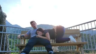 মাউন্টেইনে স্ট্রেঞ্জারে ডেরিং ডিপ থ্রোট ভিডিও