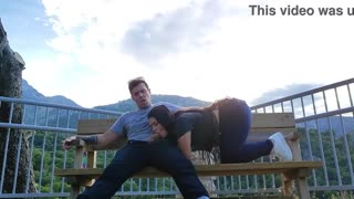 Dağlık alanda yabancı birine cesur derin boğaz uyguluyor