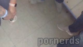 Hej, podívej se na Scarlett, jak divoce polyká na veřejnosti!