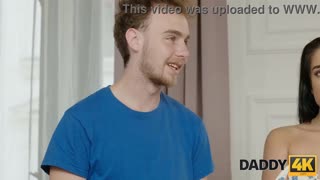 เฮ้ย ดูสาวใหม่จุดเปียกโชกบนโซฟา!