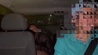 Ich traf jungen Kerl beim Tabakhändler, der mich auf Straße und im Auto beim Fahren fickte