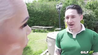 Francesca Kitten társasági nagymama szopása kemény szexszel