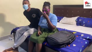 Nesramne študentke v uniformah se pogajajo za boljše ocene pri ravnatelju doma