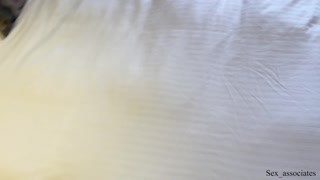 "Ne spolzujmo stvari. Sem tvoja partnerica in nočem, da bi bilo nerodno". Partnerja delita posteljo v hotelu