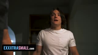 پسر بی‌اطلاع نمی‌داند که پسر و دختر از سکس در خانه لذت می‌برند