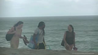 Helena Price - ekshibicjonistka żona na nagiej plaży, woyeurzy patrzą!