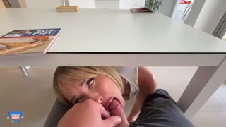 Περίεργη κοπέλα απολαμβάνει κρυφό παιχνίδι κάτω από το τραπέζι της κουζίνας