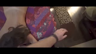 Ο νέος τύπος δεν σταματάει να κοιτάζει το deepthroat καβάλημα της MILF Helena Price