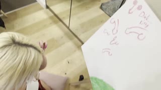 Pieni taideopiskelija tiukalla pillulla kiusaa isokyrpäistä hitaalla edging-käsinnussinnalla