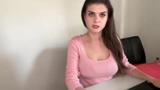 Maćeha doživljava intenzivni vrhunac u kondomu dok pastork gleda u uredu