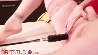 Cô gái Anh 18 tuổi bị trói cổ tự sướng bằng máy hoang dã! 😈