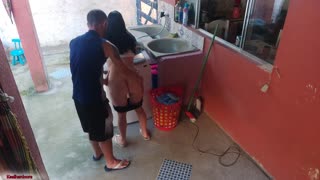 Dopo che il capo è andato via, la cameriera si è arresa al mio desiderio duro