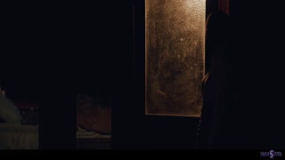 Lexi Lore och Melody Marks kysser och tribbar vilt med vårtpiercingar och fittränt