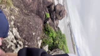 Msichana matako makubwa anashikwa akifichua tunda ufuo umma