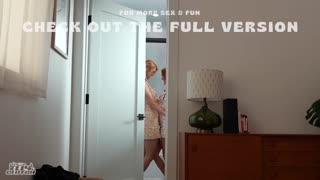 Rødhåret og venninnen avbryter guttens badetid