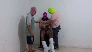 Vi a mi mujer en fantasía Halloween con amigo mientras observo